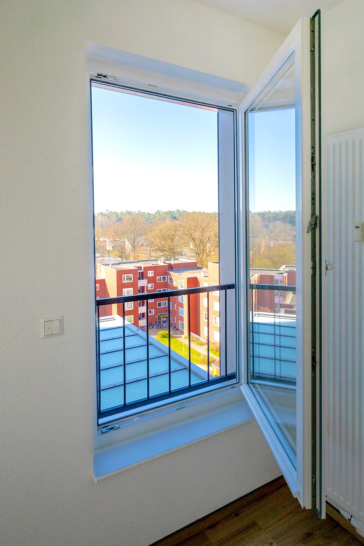 Balkontür mit Ausblick Geöffnete Balkontür mit Blick über Uelzen