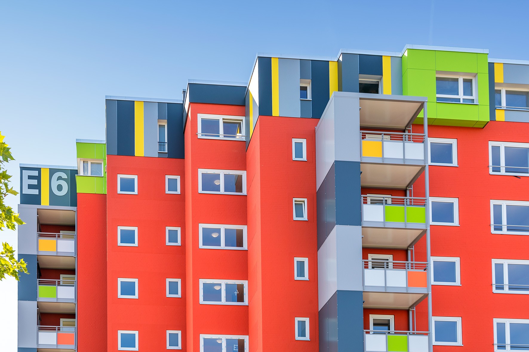 Bunte Fassade eines modernisierten Mehrfamilienhauses in Uelzen