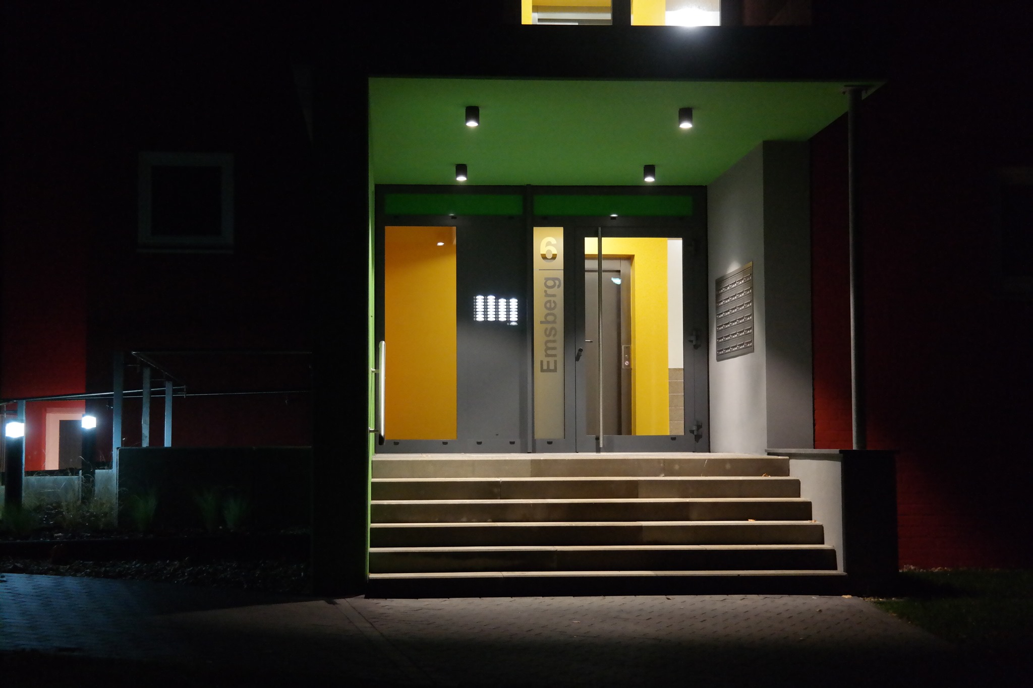 Hauseingang bei Nacht Beleuchteter Hauseingang eines Mehrfamilienhauses in Uelzen bei Nacht