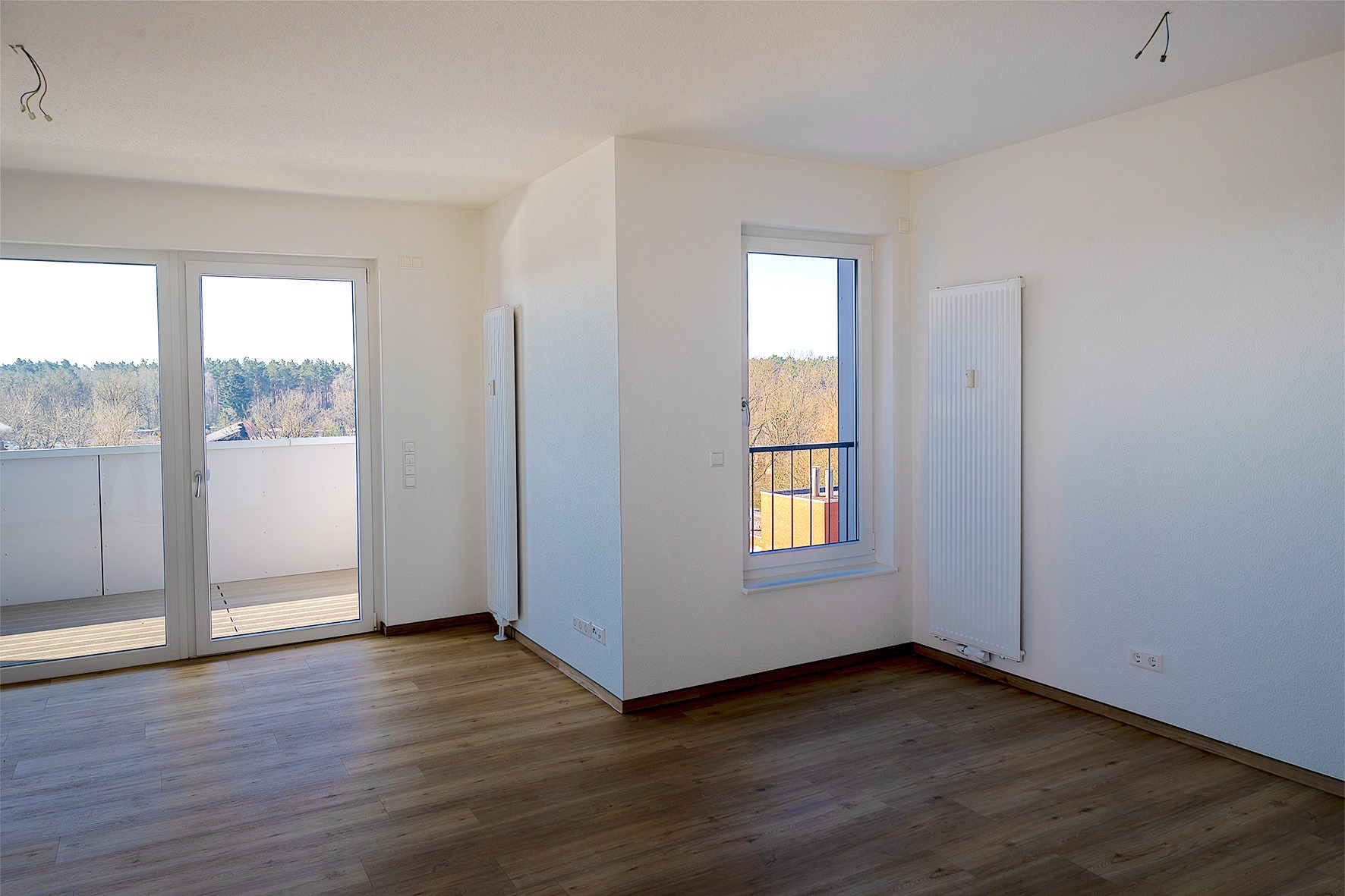Wohnraum mit Balkontür Heller Wohnraum mit Balkontür und Fenster nach dem Umbau