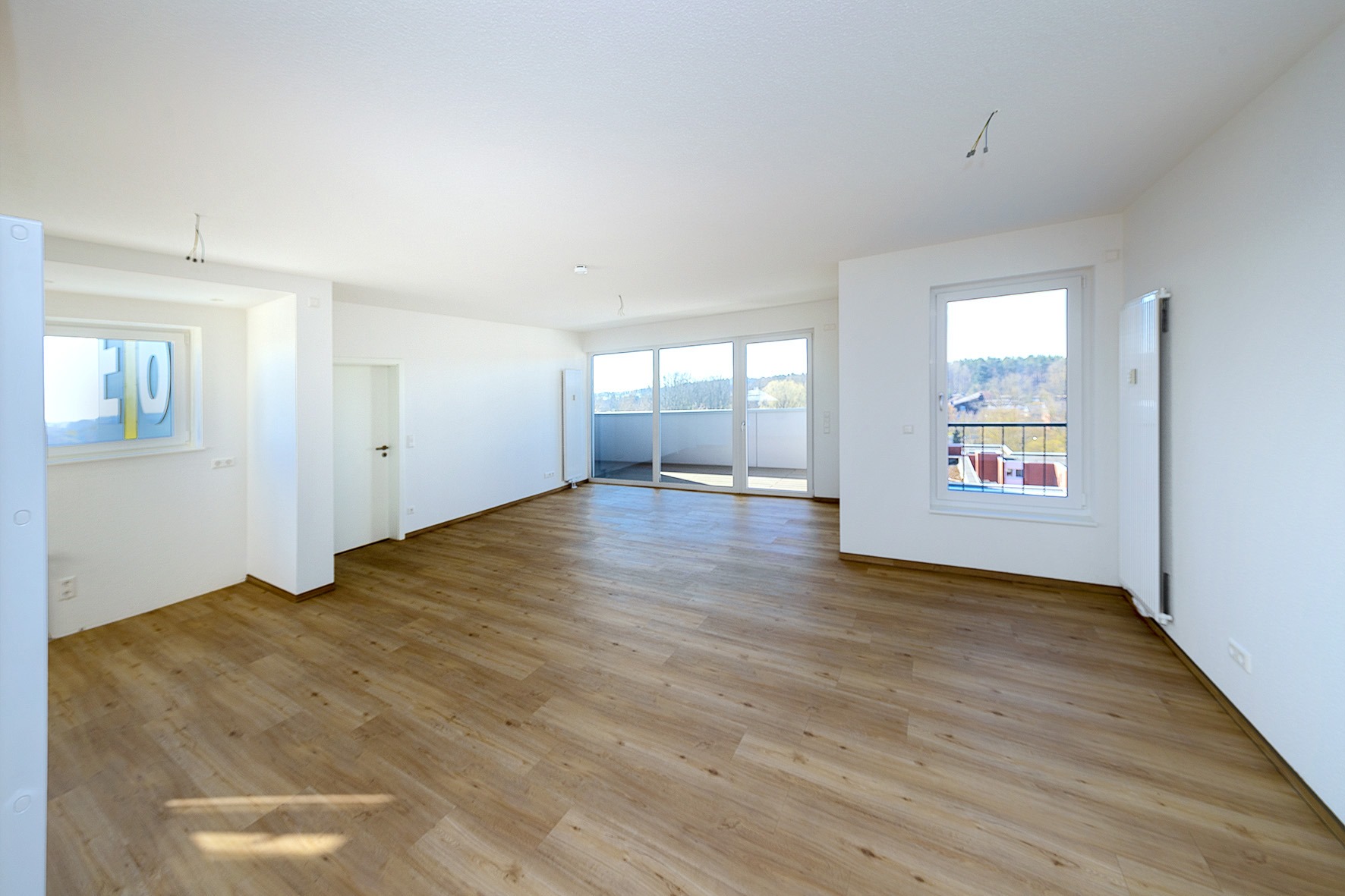 Wohnraum mit neuen Fenstern Wohnraum mit neuen Fenstern und Balkontüren in einem Mehrfamilienhaus in Uelzen