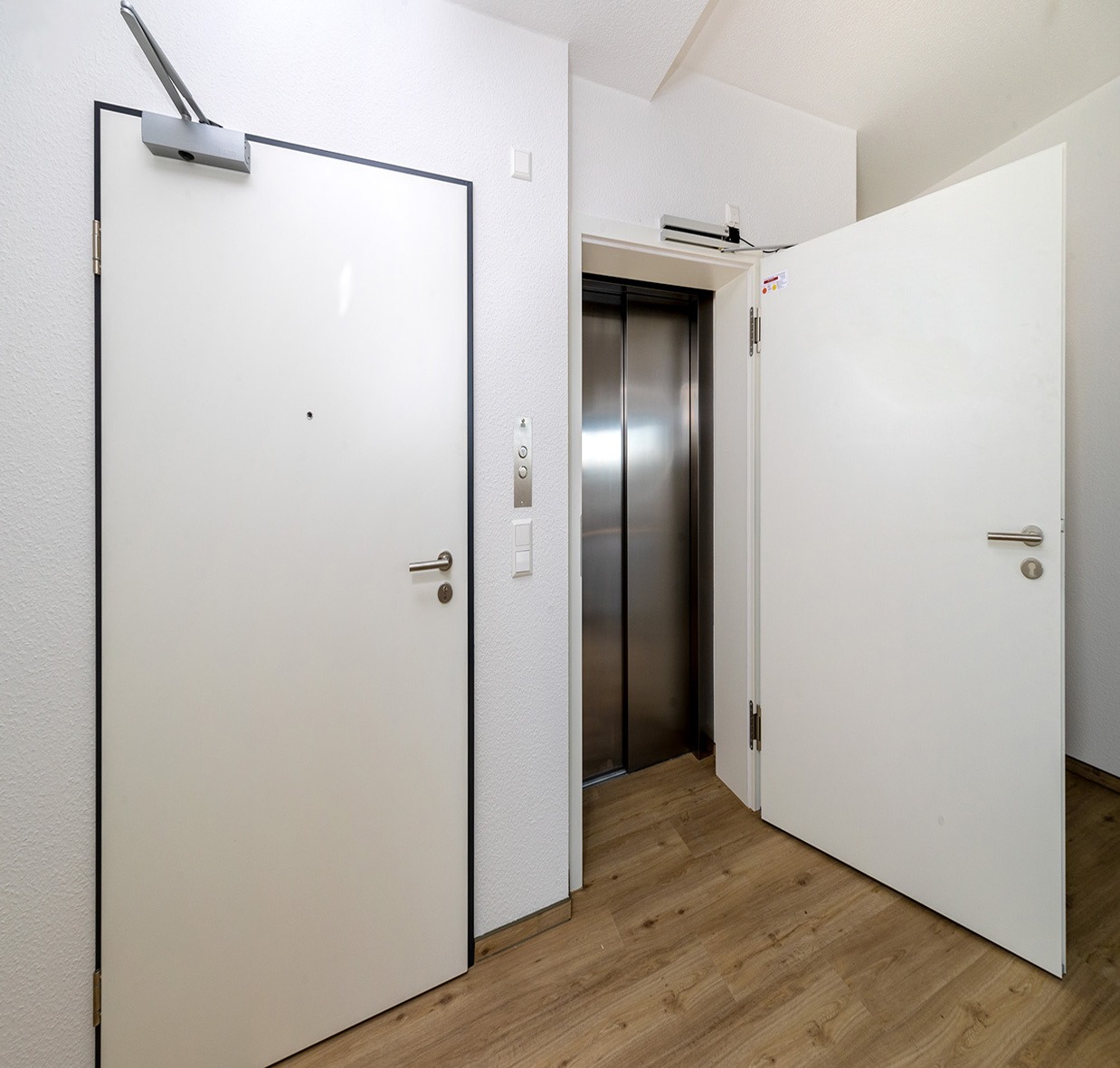 Wohnungsabschlusstür Weiße Wohnungsabschlusstür neben dem Aufzug in einem Mehrfamilienhaus in Uelzen