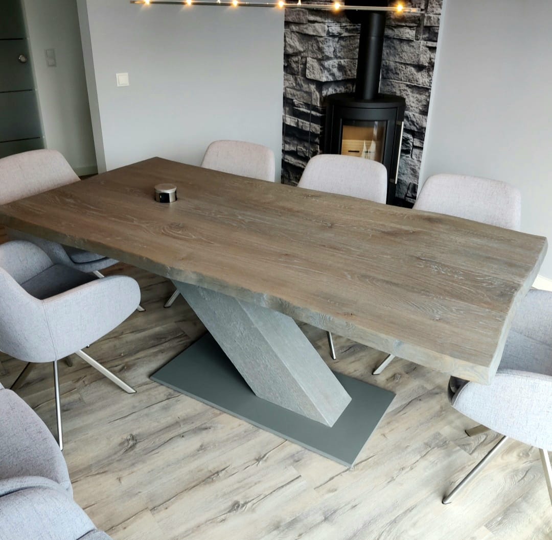 Eichen-Esstisch mit Stühlen Extravaganter Eichen-Esstisch mit Stühlen im Wohnraum