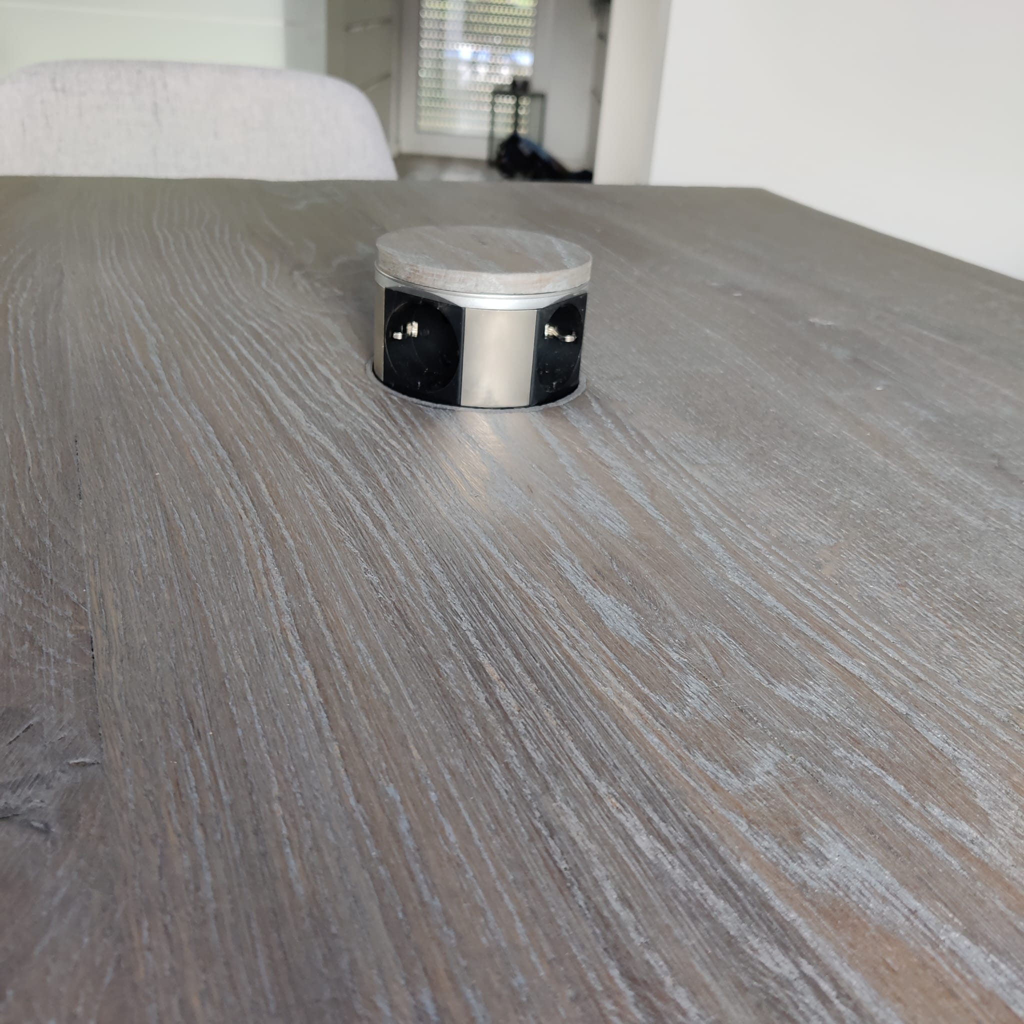 Versenkbare Steckdose im Eichen-Esstisch Versenkbare 230-V- und USB-Steckdose in der Eichen-Tischplatte
