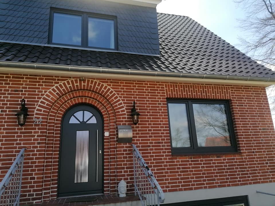 Neue Haustür und Fenster in Anthrazit an einer Klinkerfassade