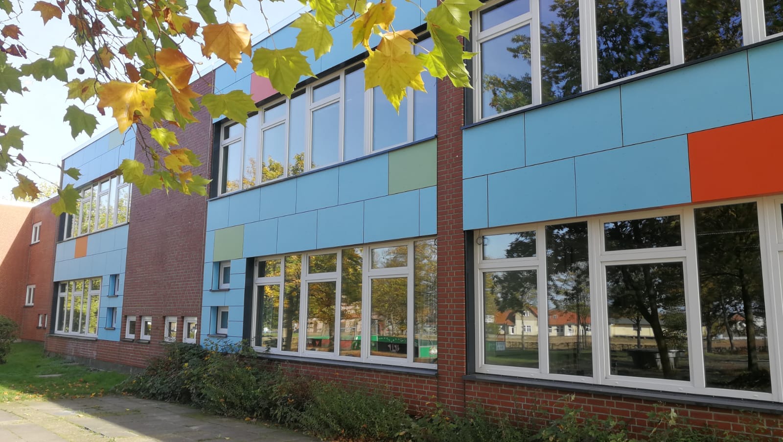 IGS Wittingen nach der energetischen Fassadensanierung mit weißen Fensterbändern