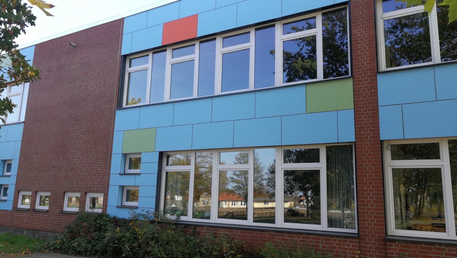 Fenster mit Oberlicht, IGS Wittingen Neue weiße Fenster mit Oberlicht an der IGS Wittingen