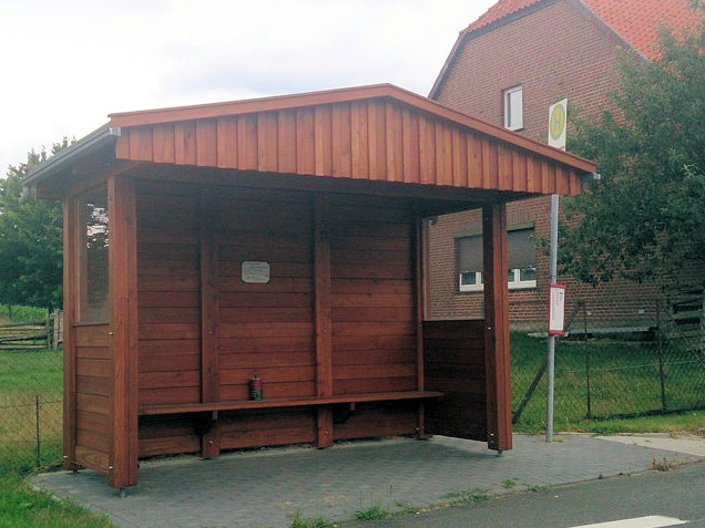 Buswartehäuschen aus Holz, gefertigt von der Tischlerei Grote
