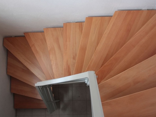 Gewendelte Holztreppe, von unten fotografiert