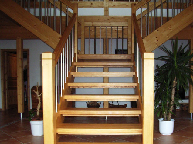 Offene Holztreppe mit Galerie und Holzgeländer in einer Diele