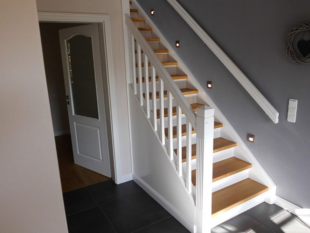 Weiße Treppe mit Holzstufen Weiße Treppe mit Holzstufen, Stabgeländer und Wandbeleuchtung