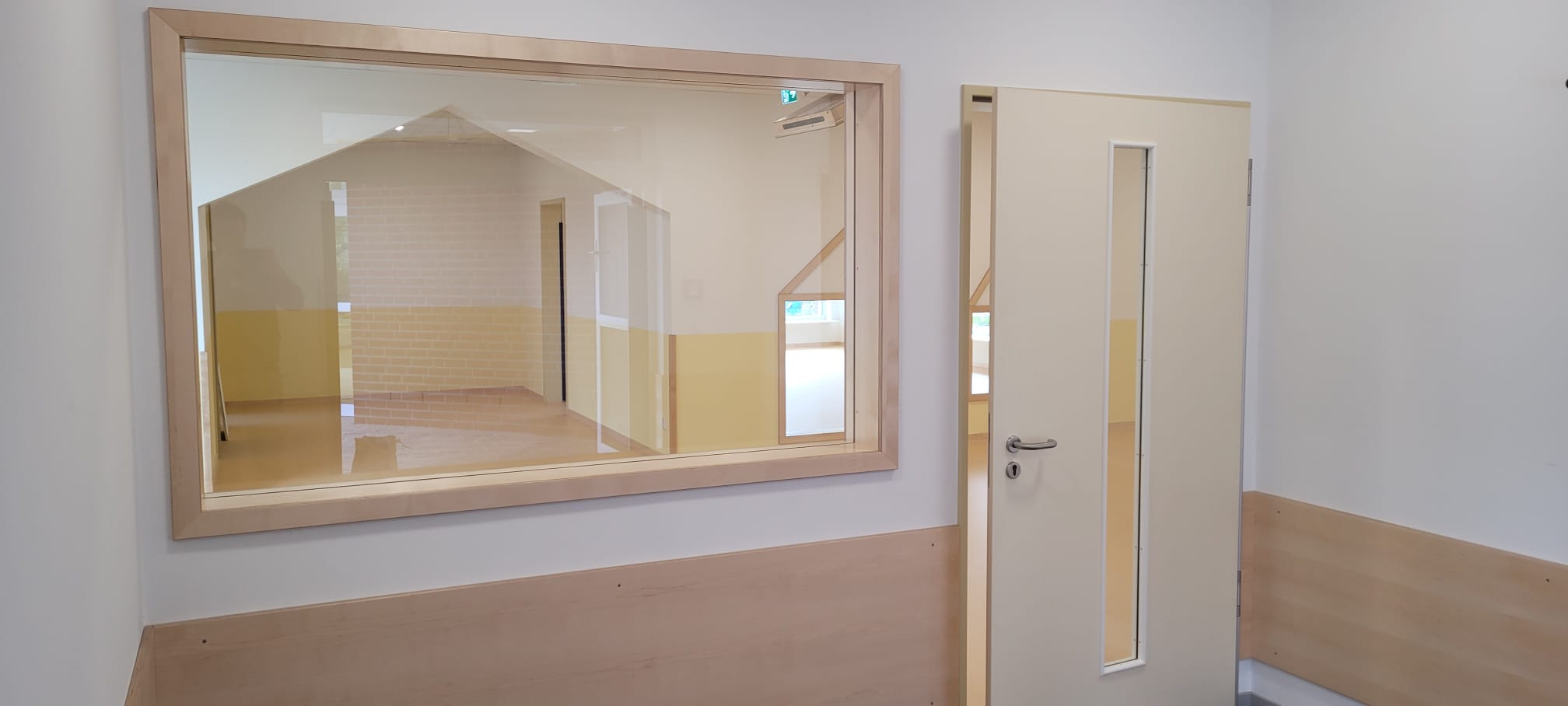 Großes Innenfenster und Objekttür mit Fingerschutz in der Kita Wrestedt
