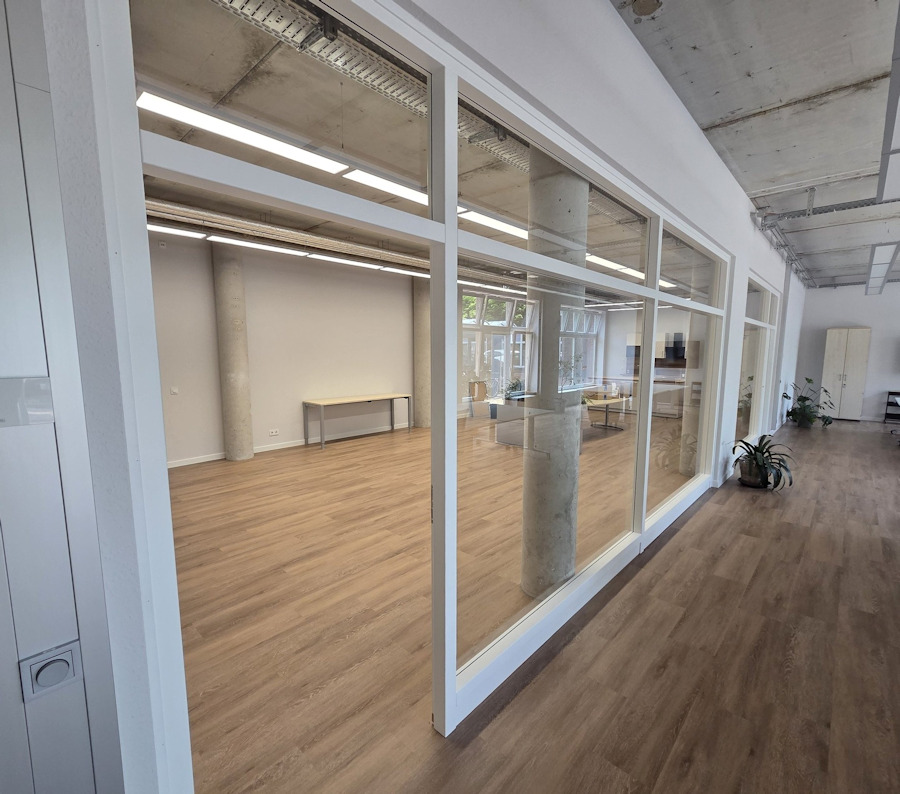 Raum mit Blockrahmenelementen aus Whitewood und Sicherheitsglas