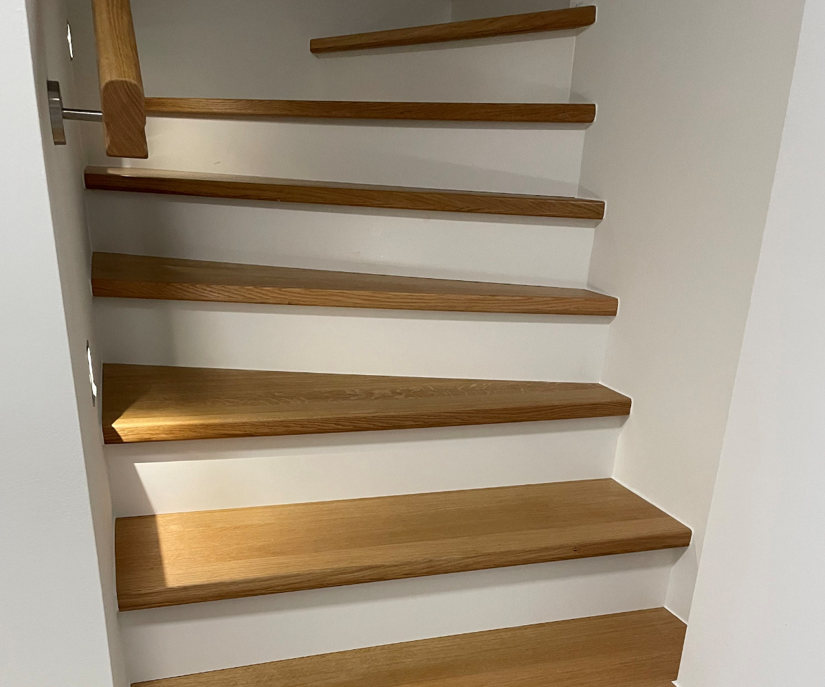 Neu gestaltete Treppe mit Eichen-Trittstufen und Handlauf