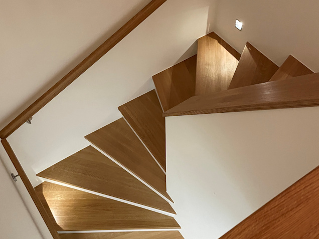 Treppe mit Eichen-Trittstufen Treppe mit massiven Eichen-Trittstufen und weißen Setzstufen