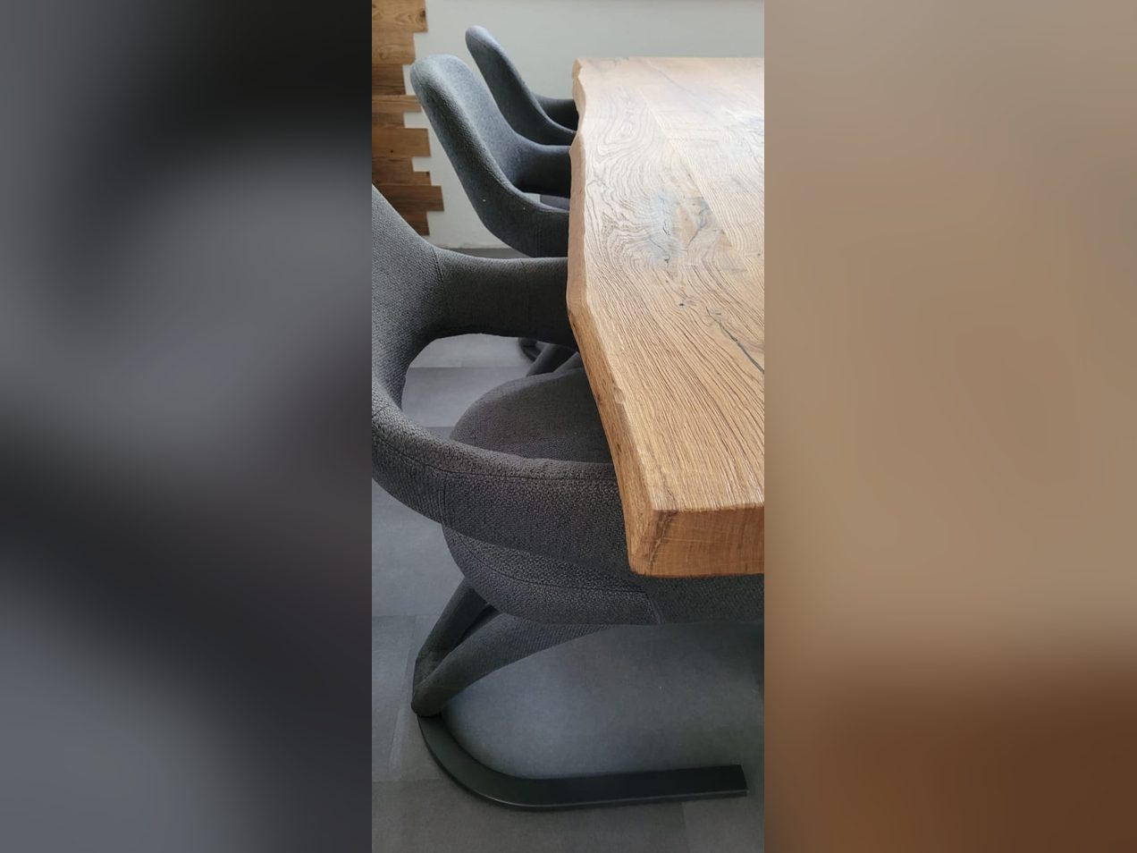 Detail eines massiven Eichen-Esstischs mit natürlicher Baumkante