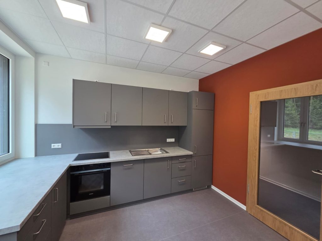 Küche der Tischlerei Grote in L-Form mit ultramatten grauen Fronten im Neubau des Kampfmittelbeseitigungsdienstes
