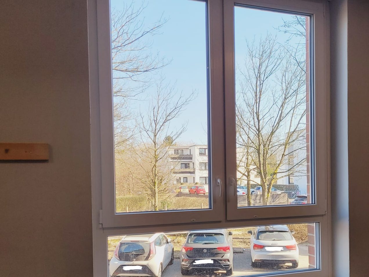 Weißes zweiflügeliges Kunststofffenster mit festverglastem Unterlicht, Innenansicht